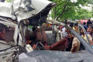 মাধবপুরে ট্রাক ও মাইক্রোবাসের সংঘর্ষে নিহত ১