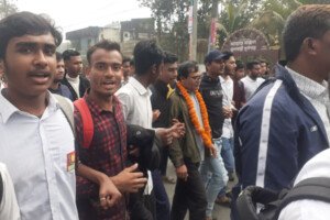 গোলাপগঞ্জে রাস্তায় বিক্ষোভ করে শিক্ষককে মুক্ত করলো শিক্ষার্থীরা