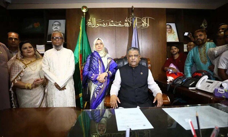 আরিফের কাছ থেকে দায়িত্ব নিলেন নবনির্বাচিত মেয়র আনোয়ারুজ্জামান চৌধুরী