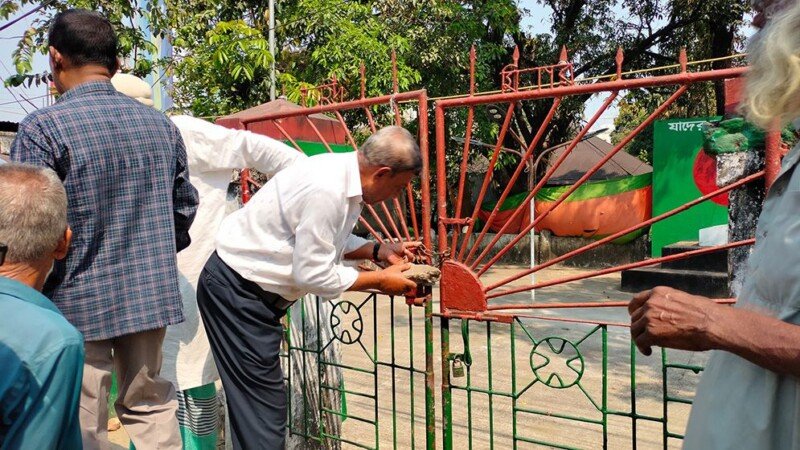 তালা ভেঙে পুরাতন শহিদ মিনারেই শ্রদ্ধা জানালেন মুক্তিযোদ্ধারা