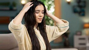 শ্যাম্পু করার আগে চুলে তেল দেওয়ার কি উপকার আছে?