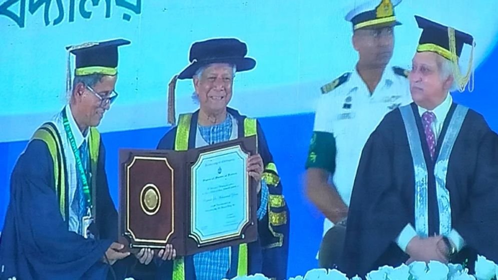ড. ইউনূসকে ডি-লিট ডিগ্রি দিল চট্টগ্রাম বিশ্ববিদ্যালয়