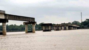 জাদুকাটা সেতুর নির্মাণ কাজ দ্রুত শেষ করার দাবিতে মানববন্ধন