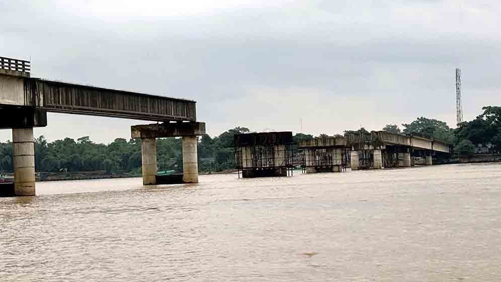 জাদুকাটা সেতুর নির্মাণ কাজ দ্রুত শেষ করার দাবিতে মানববন্ধন
