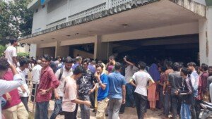 শিক্ষা উপদেষ্টা সচিবের পদত্যাগ দাবিতে যশোর শিক্ষাবোর্ড ও ডিসি অফিস ঘেরাও