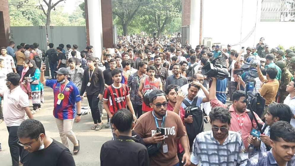 সচিবালয়ের ফটক ভেঙে ভেতরে ঢুকে পড়েছেন শিক্ষার্থীরা