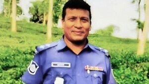 পুলিশ কর্মকর্তার সঙ্গে তরুণীর আপত্তিকর ছবি ভাইরাল, অতঃপর…
