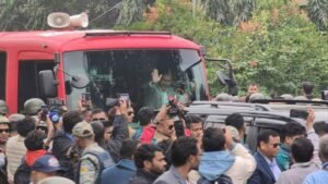 হাত নেড়ে শুভেচ্ছা জানাচ্ছেন তারেক রহমান, জনস্রোত ঠেলে এগোচ্ছে বাস
