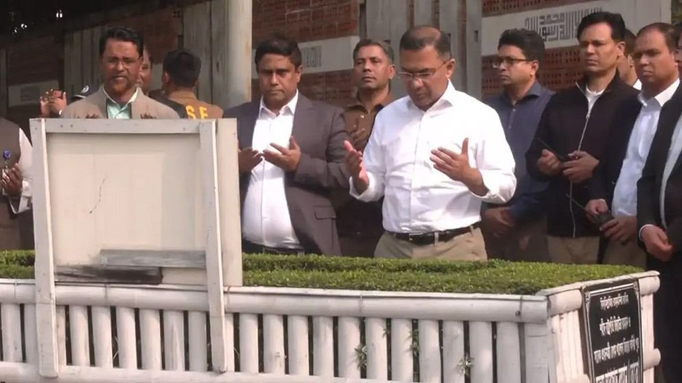 ছোট ভাই আরাফাত রহমানের কবর জিয়ারত করলেন তারেক রহমান