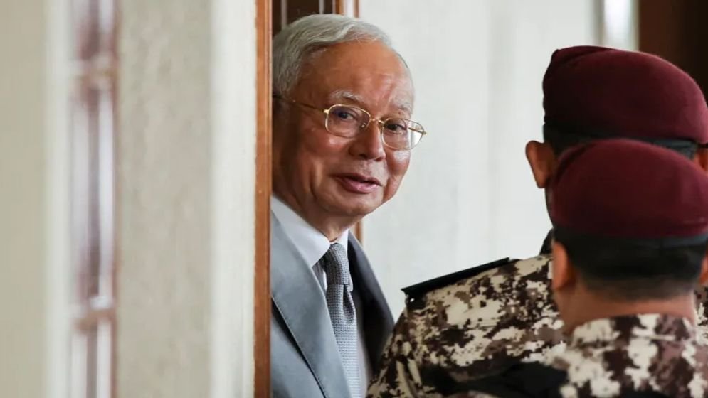 মালয়েশিয়ার সাবেক প্রধানমন্ত্রী নাজিব রাজাকের ১৫ বছরের কারাদণ্ড