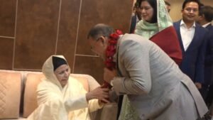 মেয়ে জামাইকে ফুলের মালা দিয়ে বরণ করলেন সৈয়দা ইকবাল মান্দ বানু