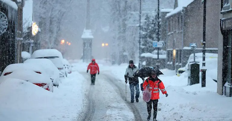তীব্র তুষার ঝড়ে স্থবির যুক্তরাজ্য