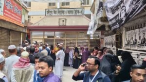 সকাল থেকেই কেন্দ্রে ভোটারদের ভিড়