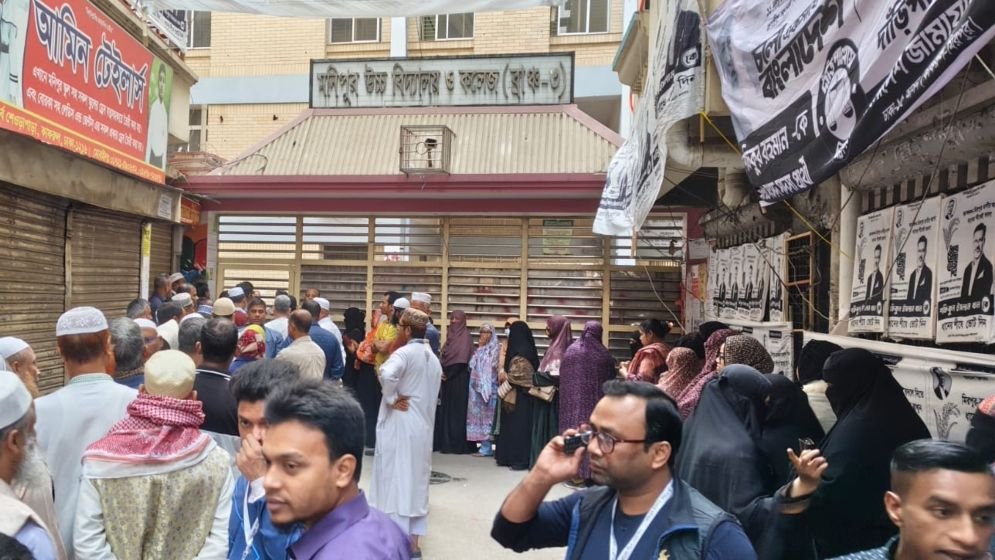 সকাল থেকেই কেন্দ্রে ভোটারদের ভিড়
