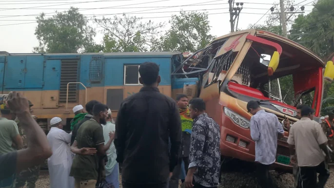 কুমিল্লায় রেল ক্রসিংয়ে যাত্রীবাহী বাসে ট্রেনের ধাক্কা, নিহত ১২