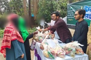 শাবিপ্রবিতে কর্মচারীদের মাঝে ছাত্রশিবিরের ঈদ উপহার বিতরণ