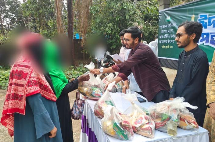 শাবিপ্রবিতে কর্মচারীদের মাঝে ছাত্রশিবিরের ঈদ উপহার বিতরণ