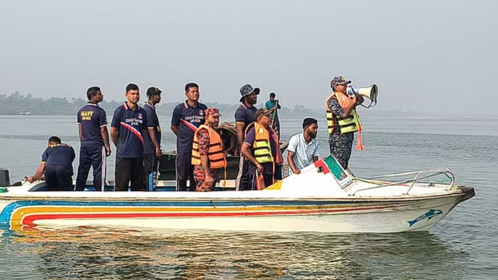 পদ্মা নদীতে বাসডুবি, তৃতীয় দিনের মতো চলছে উদ্ধার অভিযান
