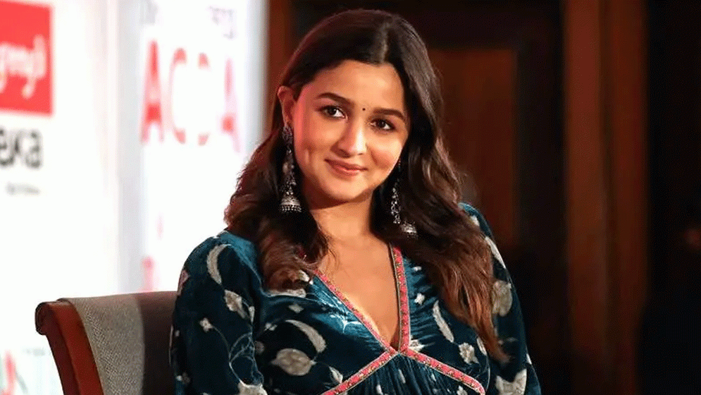 ঐশ্বরিয়া কারিনাকেও ছাড়িয়ে গেলেন আলিয়া