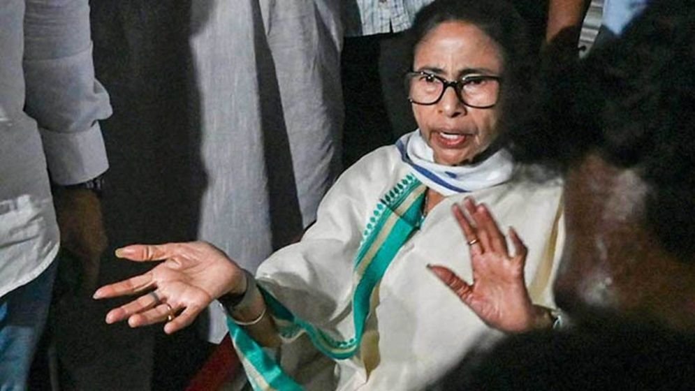 নজিরবিহীন সাংবিধানিক সংকটে পশ্চিমবঙ্গ, কী করবেন মমতা?
