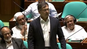 এস আলমের গাড়িতে চড়ে সংবর্ধনা নেওয়ার ব্যাখ্যা দিলেন স্বরাষ্ট্রমন্ত্রী