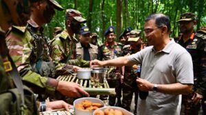 সেনাবাহিনীর গ্রীষ্মকালীন মহড়ায় আকস্মিক পরিদর্শন প্রধানমন্ত্রীর