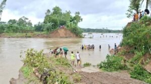 খোয়াই নদীর বাঁধ ভেঙে ২০ গ্রাম প্লাবিত