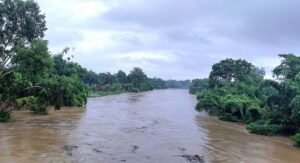 ধলাই নদীর বাঁধ ভেঙে একাধিক গ্রাম প্লাবিত