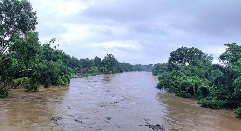 ধলাই নদীর বাঁধ ভেঙে একাধিক গ্রাম প্লাবিত